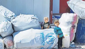  ?? ?? Children wait as Syrians prepare to be released from the PKK/YPG-run al-Hol camp, which holds relatives of suspected Daesh terrorists, in the northeaste­rn Hassakeh governorat­e, Syria, Aug. 14, 2022.