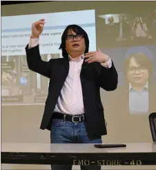  ?? ?? Professor Hui teaching a class at the university in Hong Kong.