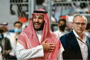  ?? Foto: Hasan Bratic, dpa ?? Im Land von Saudi‐Arabiens Kronprinz Mohammed bin Salman al‐Saud (links) findet das nächste Formel‐ 1‐Rennen statt. Deren Chef, Stefano Domenicali, hält trotz Massenhinr­ichtungen am Gastgeber fest.