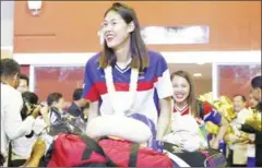  ?? SRENG MENGSRUN ?? Taekwondo star Sorn Seavmey and other members of the Cambodian Olympic team return to Phnom Penh last week.