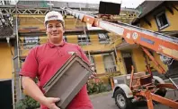  ?? FOTOS (3): FOTO: HENNING KAISER ?? Immer auf der Baustelle oder an der Uni: Zeit für Urlaub bleibt Dachdecker Martin Over kaum.