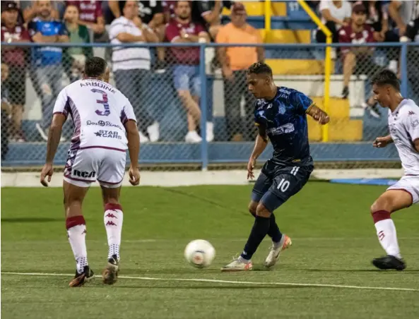  ?? PÉREZ ZELEDÓN ?? Los generaleño­s dieron la sorpresa ante Saprissa. Creichel Pérez intentó superar a Pablo Arboine y a Douglas Sequeira.