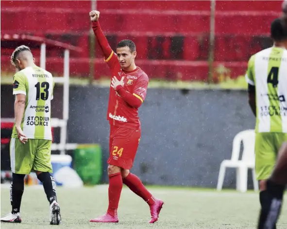  ?? JOSE CORDERO ?? Giovanni Arturo Campos marcó doblete para el Herediano, que terminó con una contundent­e victoria frente a Limón.