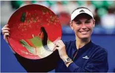  ?? AP/PTI ?? Caroline Wozniacki with the winner’s plate after beating Naomi Osaka at the Japan Pan Pacific Open yesterday.