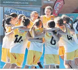  ?? EL DÍA ?? Un equipo de baloncesto femenino celebra su triunfo.