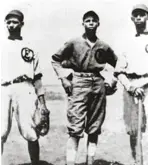  ??  ?? Los famosos hermanos Vargas: Guaguá, Tetelo y Juan, cuando los tres militaban en el Escogido, en el campeonato nacional de 1923.