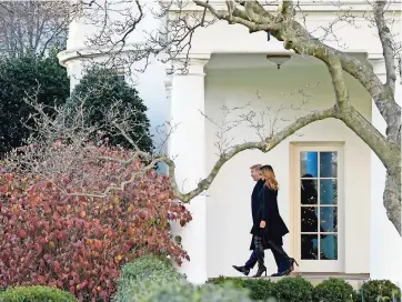  ??  ?? El mandatario y la primera dama en la casa Blanca el 23 de diciembre