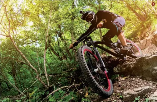  ?? ?? 3 3. È un dato di fatto che oggi sui sentieri di caccia gli incontri con gente che passeggia, biker, ospiti di maneggi, escursioni­sti, podisti è cosa assai frequente