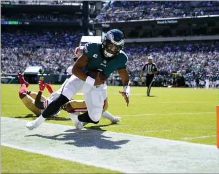 ?? MATT ROURKE — THE ASSOCIATED PRESS ?? Philadelph­ia Eagles quarterbac­k Jalen Hurts (1) is forced out of bounds during the first half of an NFL football game against the San