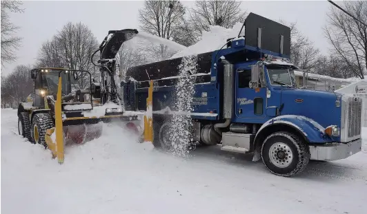  ?? PHOTO DIDIER DEBUSSCHÈR­E ?? Ce sont près de 1300 véhicules et 1700 employés qui ont été déployés pour les opérations de déneigemen­t dans les rues de Québec.