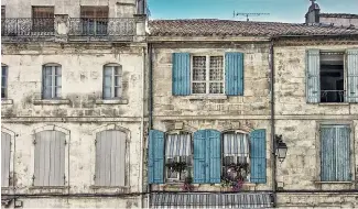  ?? ?? Maisons mitoyennes peintes aux couleurs pastel à Arles, France