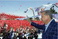  ??  ?? Der türkische Präsident Recep Tayyip Erdogan winkt in Antalya seinen Anhängern zu. Foto: Kayhan Ozer