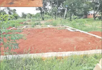  ??  ?? En la escuela de la compañía Palmeta se construyó solo el cimiento para una nueva sala.