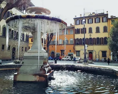  ??  ?? La fontana ghiacciata di piazza Santo Spirito postata su Instagram dal British Institute; a destra, i ritardi in stazione