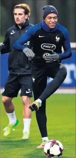  ??  ?? LA SENSACIÓN. Mbappé, en el entrenamie­nto de Francia de ayer.