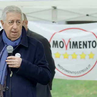  ??  ?? Sorpreso Francesco Di Bartolo, 62 anni, avvocato, sommelier, scrittore di romanzi gialli, è stato scelto come candidato sindaco del M5S a Vicenza a febbraio, dopo il voto dei militanti