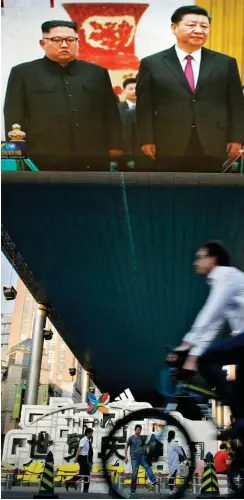  ?? Foto: dpa/Andy Wong ?? In Peking kann man das Treffen auf Großbildsc­hirmen sehen.