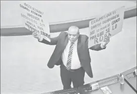  ??  ?? El senador Fidel Demédicis reclamó ante el pleno, por medio de pancartas, que se destinen más recursos para los damnificad­os por los sismos de noviembre en el estado de Morelos ■ Foto José Antonio López