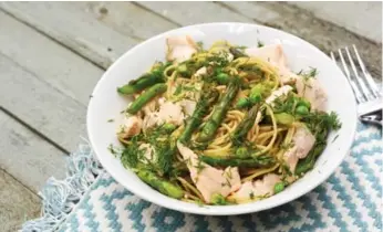  ?? KARON LIU/TORONTO STAR ?? Spring into lunch with a simple meal of poached asparagus, salmon and peas over pasta.