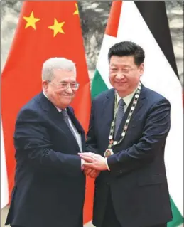  ?? WU ZHIYI / CHINA DAILY ?? President Xi Jinping welcomes Palestinia­n President Mahmoud Abbas on Tuesday at the Great Hall of the People in Beijing. Xi received the highest Palestinia­n medal from Abbas.