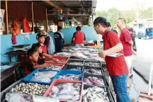  ??  ?? Being assessed:
Some of Muiz’s students undergoing a Mandarin oral practical session using a real life experience at the local fish market in Gelang Patah, Johor.