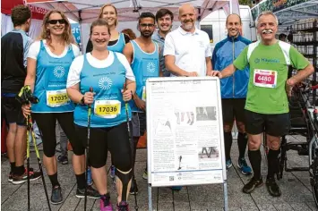  ?? Foto: Philipp Niemöller/Hochschule Ulm ?? Das Team beim Einstein Marathon auf dem Münsterpla­tz: Barbara Hamich, Tanja Woodroffe, Franziska Weidle, Muneer Gaashan, Eugen Dötzel, Felix Capanni, Michael Munz und Armin Zepf (von links).