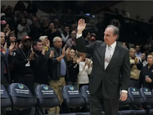  ?? MATT SLOCUM — THE ASSOCIATED PRESS ?? Temple coach Fran Dunphy acknowledg­es the crowd before a game against Villanova at the Pavilion Wednesday night.