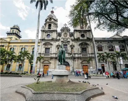  ?? FOTO ?? El conjunto arquitectó­nico que incluye la iglesia (centro), Universida­d de Antioquia, (izquierda) y el Claustro, se conjugan con las dos palmeras patriomoni­ales y las esculturas.