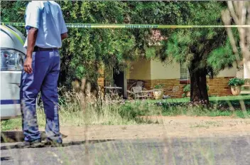  ?? FOTO: CONRAD BORNMAN ?? BO: Die beveiligin­g van die misdaadton­eel is van deurslagge­wende belang. Moet aan niks in die huis raak, iets verskuif of verwyder nie.