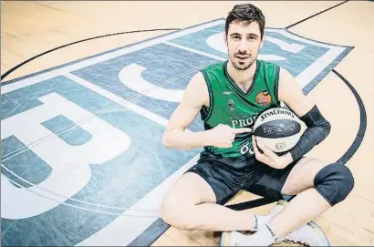  ?? LLIBERT TEIXIDÓ ?? Ante Tomic posa con un balón sobre el parquet del Pavelló Olímpic de Badalona antes de afrontar la Copa