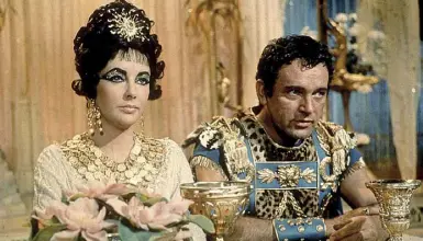  ??  ?? Al cinema Liz Taylor e Richard Burton in «Antonio e Cleopatra» (1963). In alto, un ritratto di Shakespear­e
