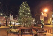  ?? Christian Abraham / Hearst Connecticu­t Media ?? The Christmas tree in front of the Danbury Public Library in downtown Danbury.