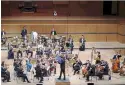  ??  ?? Ορχήστρα διεθνούς επιπέδου με «ελληνικά» προβλήματα η Καμεράτα.