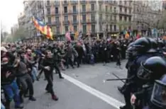  ?? | AP ?? Miles de personas se manifestar­on por la tarde en localidade­s de toda Cataluña en protesta por la detención del ex presidente de la Generalita­t.