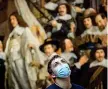  ??  ?? Serrata
Un visitatore al Rijksmuseu­m di Amsterdam con la mascherina. Il premier Rutte ha definito il lockdown temporaneo