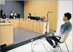  ??  ?? JUICIO. Sergio Araujo, sentado en la silla, durante el juicio.