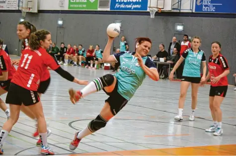  ?? Fotos: Melanie Nießl ?? Iris Kronthaler und die Handballer­innen des TSV Aichach freuen sich auf den Saisonstar­t am Samstag in München.
