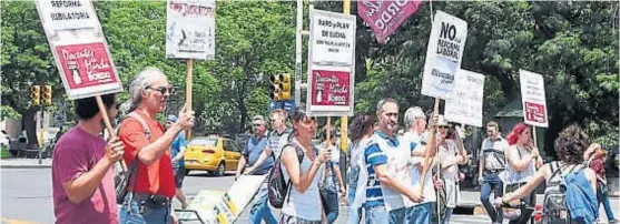  ?? (TÉLAM) ?? Oposición testimonia­l. En Córdoba, los docentes hicieron una movilizaci­ón en el Centro, con escasa concurrenc­ia y piquetes en los puentes.