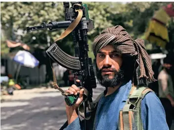  ?? FOTO: RAHMAT GUL/DPA ?? Ein bewaffnete­r Taliban-Kämpfer steht an einem Kontrollpu­nkt im Viertel Wazir Akbar Khan in Kabul.