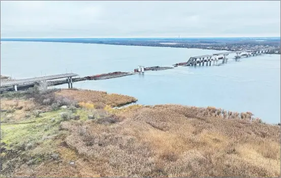  ?? Foto Ap ?? ▲ Aspecto de los daños al Puente Antonivsky, principal punto de cruce del río Dnipro, en Jersón, alcanzado por fuego ruso a principios de mes, después de que fuerzas del Kremlin se retiraron de la zona sur de la ciudad.