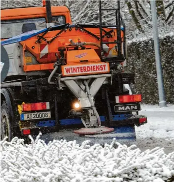  ?? Foto: Marcus Merk ?? Mit Salz versuchen die Mitarbeite­r der Winterdien­ste, gefährlich­es Glatteis auf den Straßen zu verhindern.