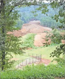  ?? Doug Walker/RN-T ?? The road, which is planned to ultimately connect with a new Bass Pro Shops, is evident in the distance.