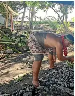  ?? ?? Men prepare an umu (meal) at the Samoa Cultural Village in Apia.