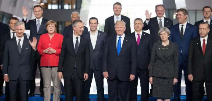  ?? FOTO PHOTO NEWS ?? De Duitse bondskanse­lier Angela Merkel (tweede rij, tweede van links), NAVOsecret­arisgenera­al Jens Stoltenber­g (eerste rij, tweede van links), de Amerikaans­e president Donald Trump, de Britse premier Theresa May en de Turkse president Recep Tayyip...