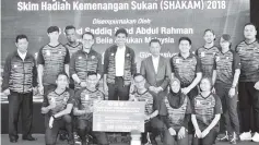  ??  ?? Youth and Sports Minister Syed Saddiq Syed Abdul Rahman (standing fourth left), his deputy Steven Sim (third left) and Olympic Council of Malaysia president Datuk Seri Norza Zakaria (fifth from right) with the para athletes in Bukit Jalil yesterday.