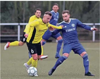  ?? FOTO: ANJA TINTER ?? Auch von Sven Rixen (r.) nicht zu stoppen. Seinen Einstand im Trikot des SC Kapellen würzte Marc Paul im Erftstadio­n mit zwei Treffern.