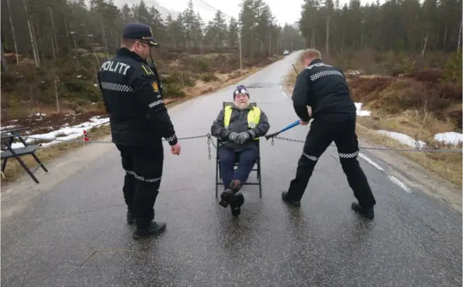  ?? FOTO: MOTVIND NORGE ?? Carl Omlie blokkerte fylkesveie­n ved Buheii fordi han mener vindparken som bygges bryter med miljøvernl­oven.