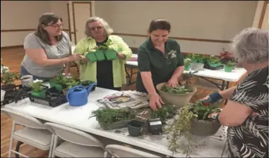  ?? Special to the MDR ?? Master Gardeners Kim Shaffer, Pat Treadway, Laura Hathcock, and Paula Morrison facilitati­ng a workshop on container gardening.