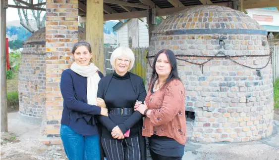  ?? Photos / Rosalie Willis ?? Family of Mirek Smisˇek with his reconstruc­ted beehive kilns. Granddaugh­ter Karri Smisˇek, widow Pamella Annsouth and daughter Hana Smisˇek.