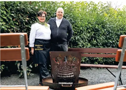  ?? FOTO: DETLEF ILGNER ?? Pia und Michael Kolonko von der Brauerei zum Stefanus bereiten sich derzeit nicht auf eine Öffnung ihres Biergarten­s am 22. März vor – obwohl sie laut den Corona-Beschlüsse­n dann wieder Gäste empfangen dürften.